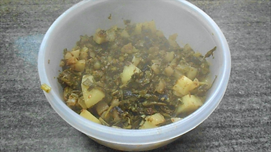 Aloo Mooli Aur Mooli Ke Patton Ki Sabzi (Potato Radish & Radish Leaves Vegetable)